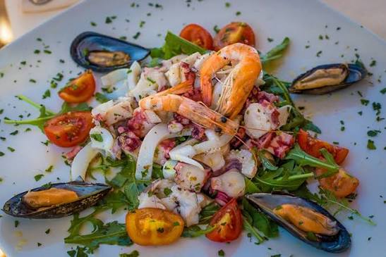 Da Luigi ai Faraglioni signature dishes Seafood Fritto Misto
Spaghetti with Clams
White Wine Sangria